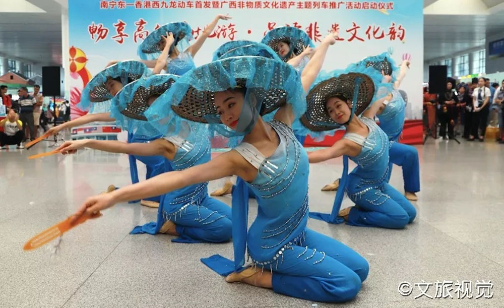 搭乘首發(fā)高鐵，海真珠珍珠粉抵達東方明珠